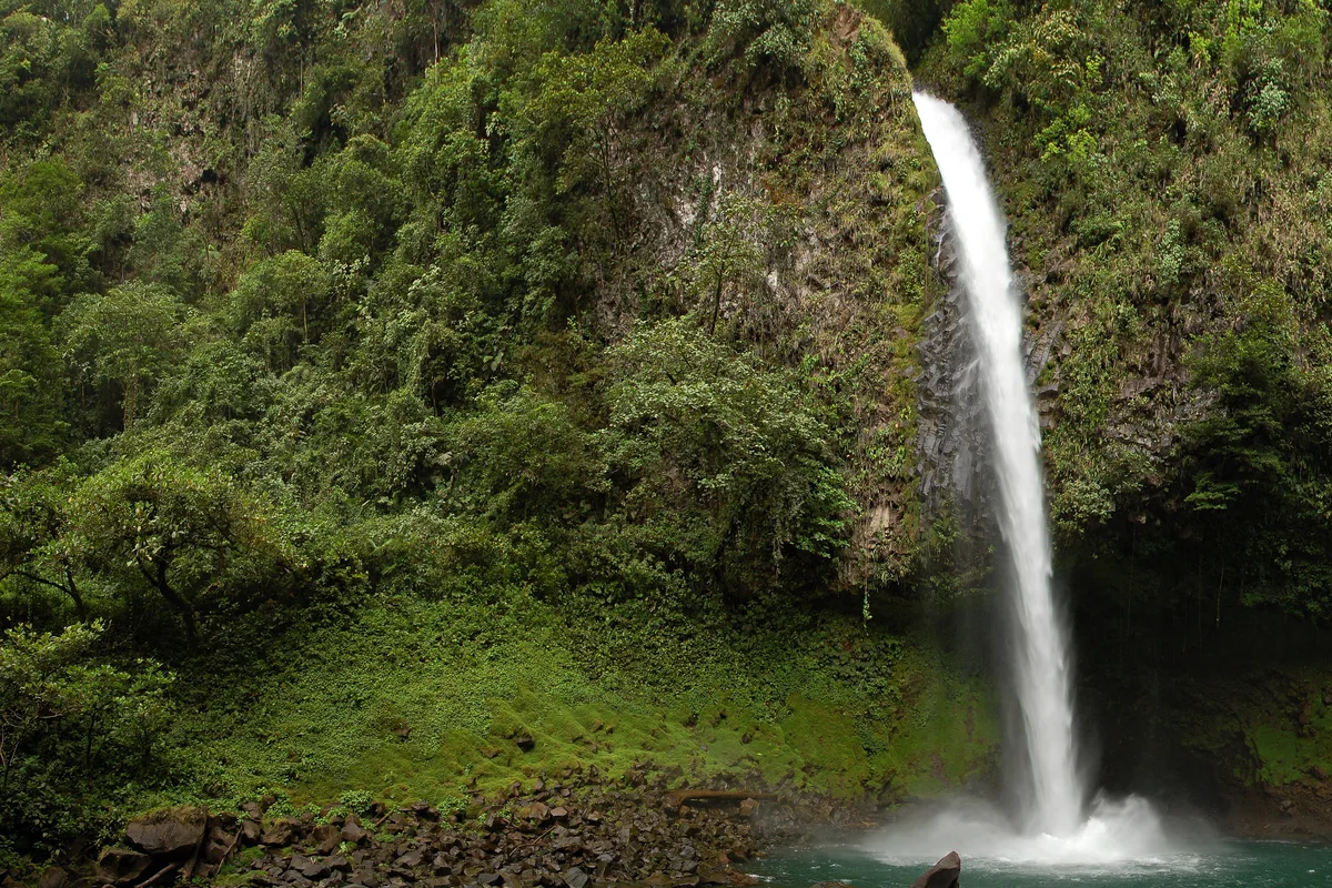 La Fortuna Waterfall dropping into its jungle pool